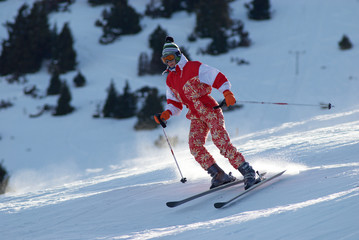 Fototapeta na wymiar Ski girl turn on slope