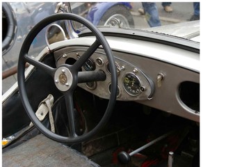 VOITURE ANCIENNE (poste de conduite)