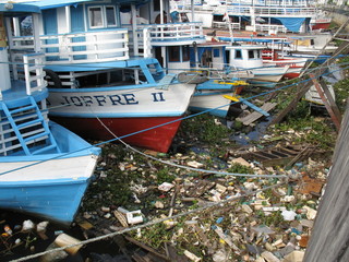 Wasserverschmutzung im Hafen von Manaus.  Amaonas, Brasilien