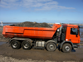 camion rouge de chantier
