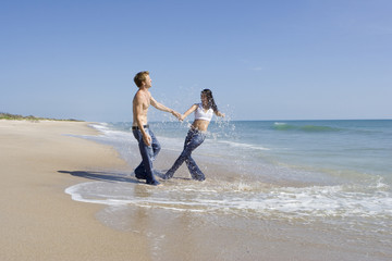 Fototapeta na wymiar Couple on a beach