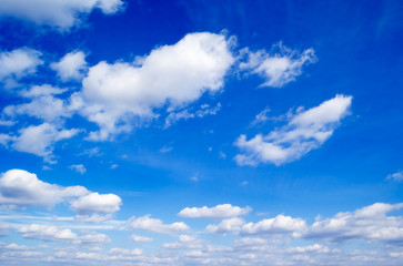 Obraz premium The beautiful white clouds on background blue sky.