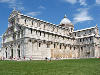 Veduta laterale del duomo di Pisa