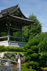 buddhistischer Glockenturm in japanischem Garten