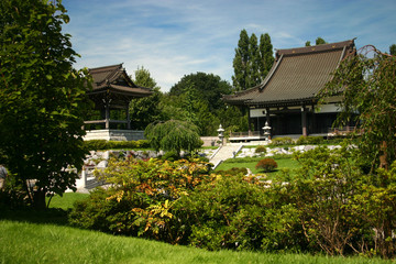 Japananischer Garten mit buddhistischem Tempel und Glockenturm