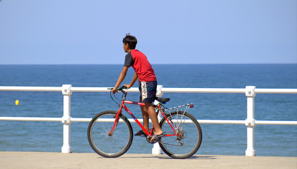 Obraz premium Niño en bicicleta