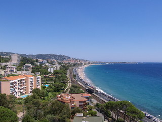 Cannes : vue aérienne, mer, routes et maisons