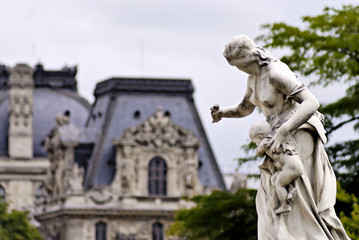 Fototapeta na wymiar Statue du jardin des Tuileries à Paris