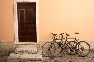 Fototapeta na wymiar Mediterranean door and bikes