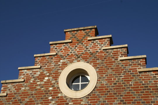 corniche de toit de maison typique des Flandres et du nord de la France avec pignon en escalier ou pignon &agrave; redents