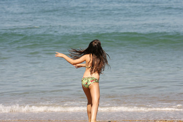 petite fille qui joue sur la plage