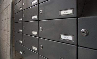 Briefkasten im Hochhaus