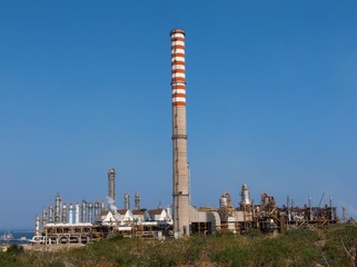 Fototapeta na wymiar komin rafinerii