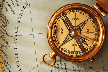 Fototapeta na wymiar Antyk mosiądz kompasu nad starą mapę kanadyjski