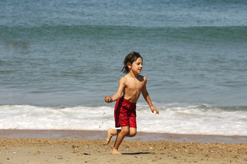 enfant qui court sur la plage