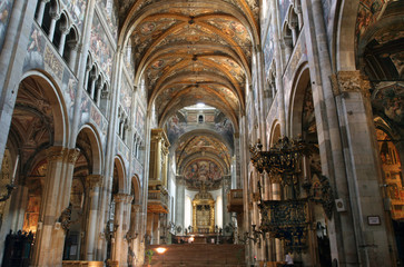 Fototapeta na wymiar Wewnątrz katedry