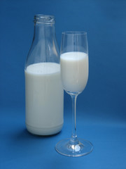 milch sektglas flasche