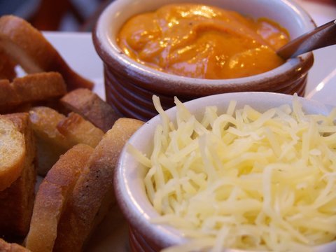 Gruy&egrave;re rap&eacute;, rouille et croutons, 