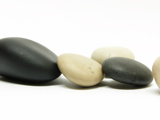 cailloux noirs et blancs