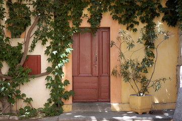Fototapeta na wymiar Door of a small house in southern France