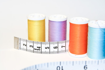 Fil à coudre et mètre ruban