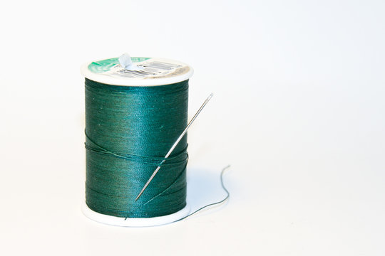 Bobine de fil et aiguille de couture
