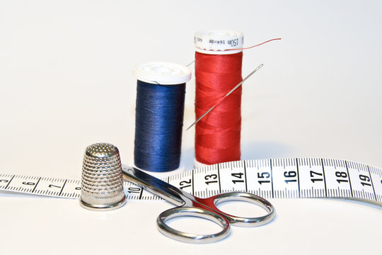 Fil et ciseaux de couture et d&eacute; &agrave; coudre