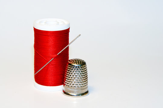 Fil de couture et d&eacute; &agrave; coudre