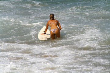 belle femme qui fait du surf