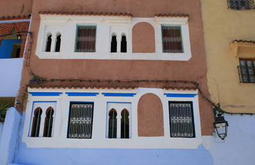 façade d'immeuble à chefchaouen au maroc