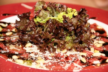Salat auf Carpaccio