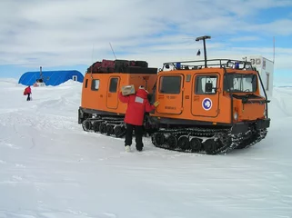 Foto op Canvas Antarctica snow truck-1 © PRinMD68
