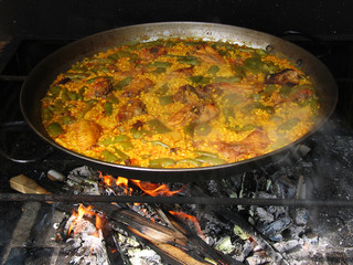 Paella a la leña