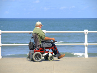 Anciano y silla de ruedas
