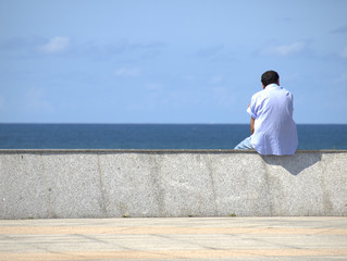Hombre mirando el mar