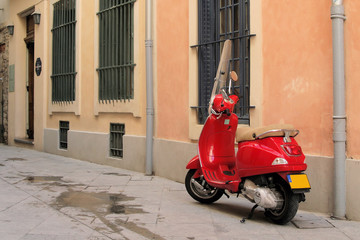 Naklejka na ściany i meble Scooter dans une ruelle provençale