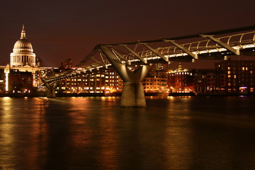 Fototapeta na wymiar Millenium Bridge w nocy