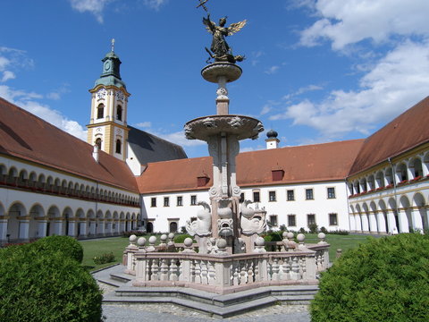 brunnen im kloster reichersberg in oberösterreich