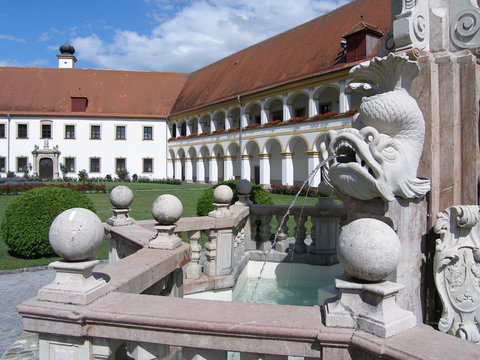 brunnen im kloster reichersberg in oberösterreich