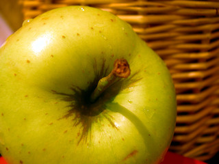 manzana y cesto