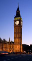 Fototapeta na wymiar Big Ben w Londynie w nocy z błękitnego nieba. Ruchu London