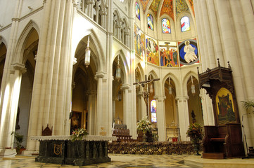 Fototapeta na wymiar Katedra Almudena w Madrycie. Ołtarz