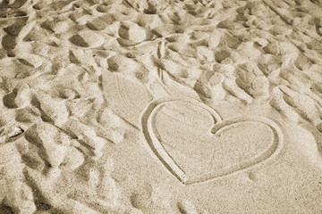 Coeur sur le sable