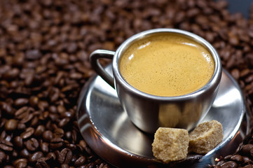 Espresso mit Kaffeebohnen