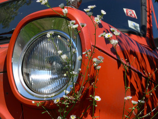 Autolampe eines alten, roten Ford