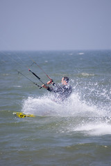 Obraz premium kitesurf dans la vague