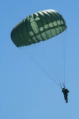 Tuinposter Afdaling van de parachutist © Mark J. Grenier
