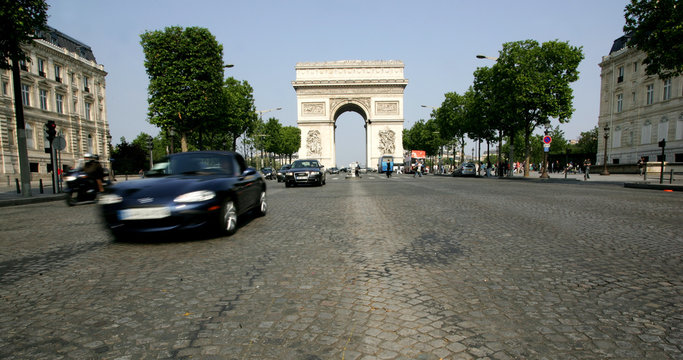 Avenue des Champs Elysees mit dem Triumpfbogen