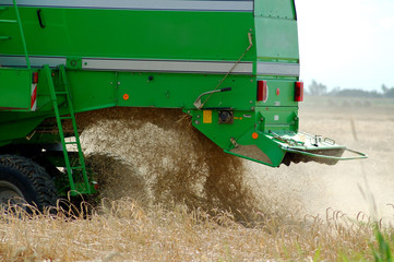 Dreschmaschine im Ernteeinsatz