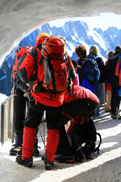 Alpinistes au d&eacute;part de l'aiguille du midi